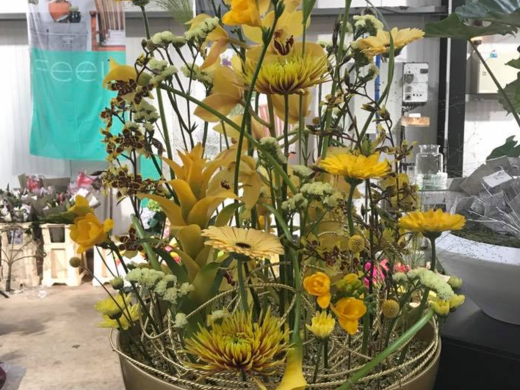 Sonniges Blumenarrangement mit Kahnorchideen